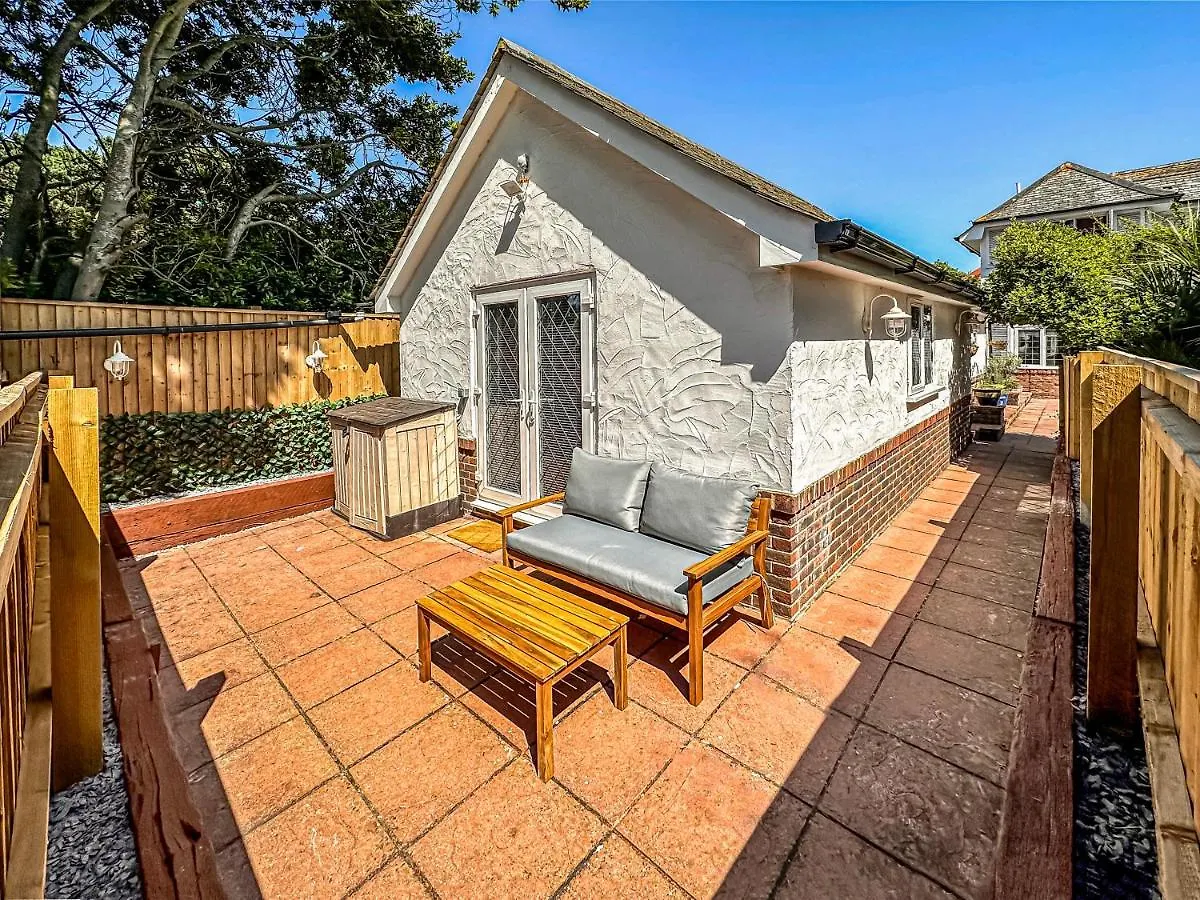 The Annex: Beachfront Luxury with Pet-Friendly Patio Bournemouth
