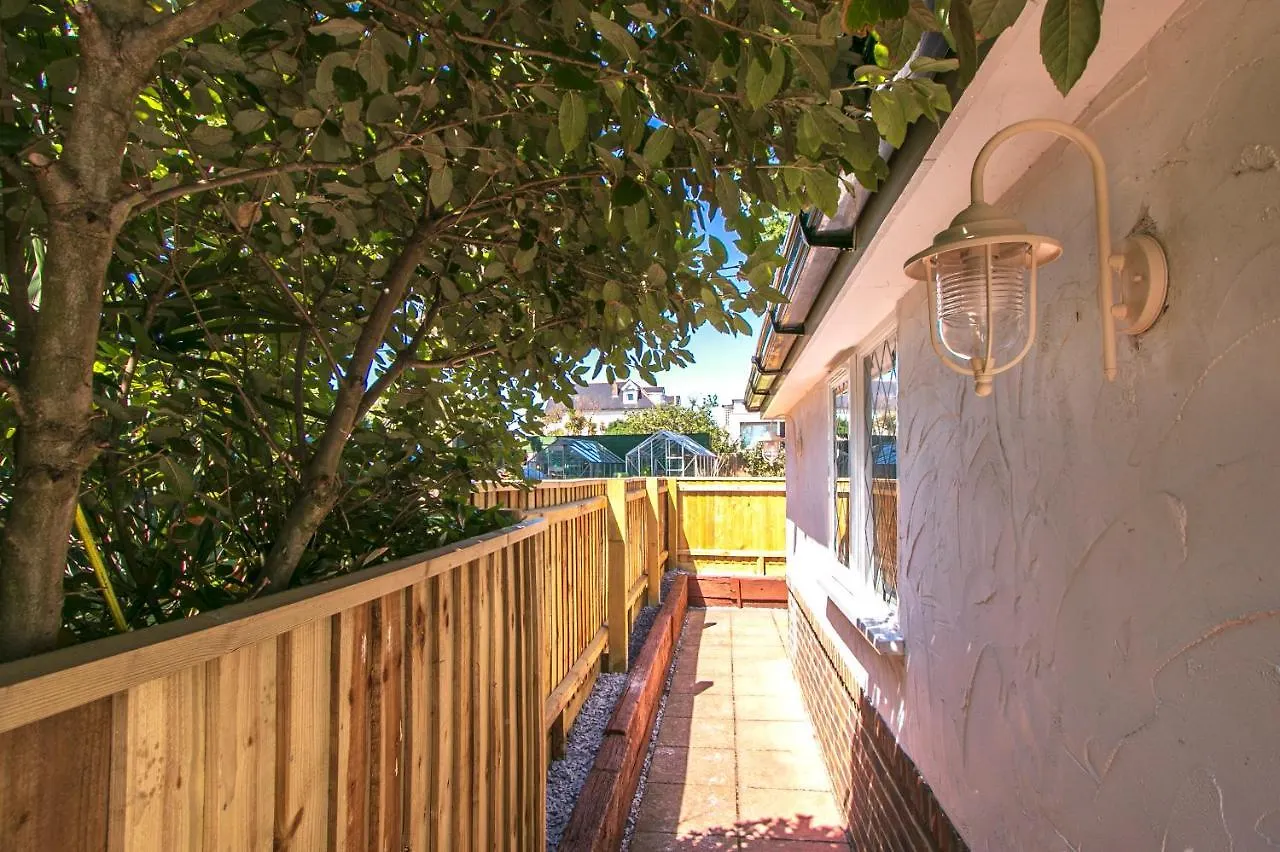 The Annex: Beachfront Luxury with Pet-Friendly Patio Bournemouth Holiday home