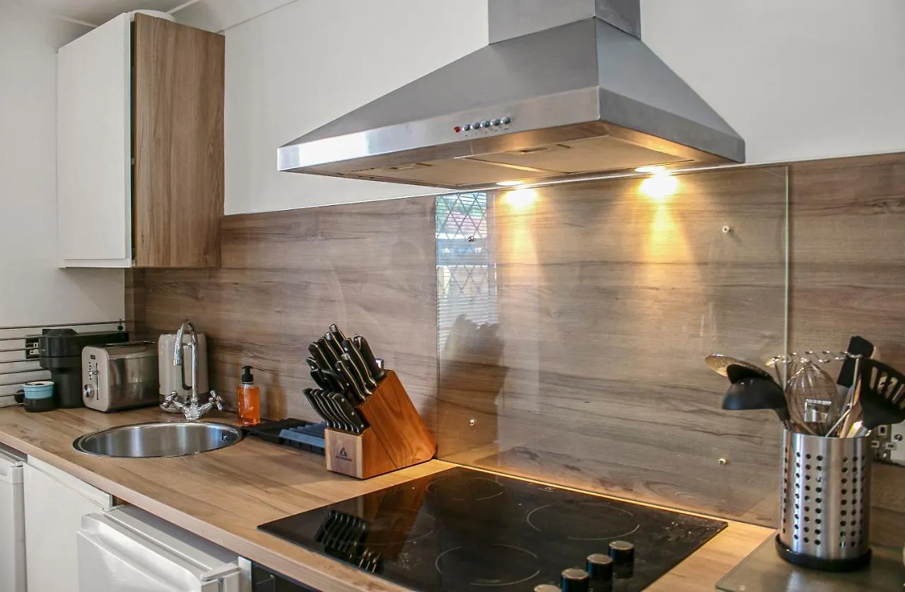 The Annex: Beachfront Luxury with Pet-Friendly Patio Bournemouth Holiday home