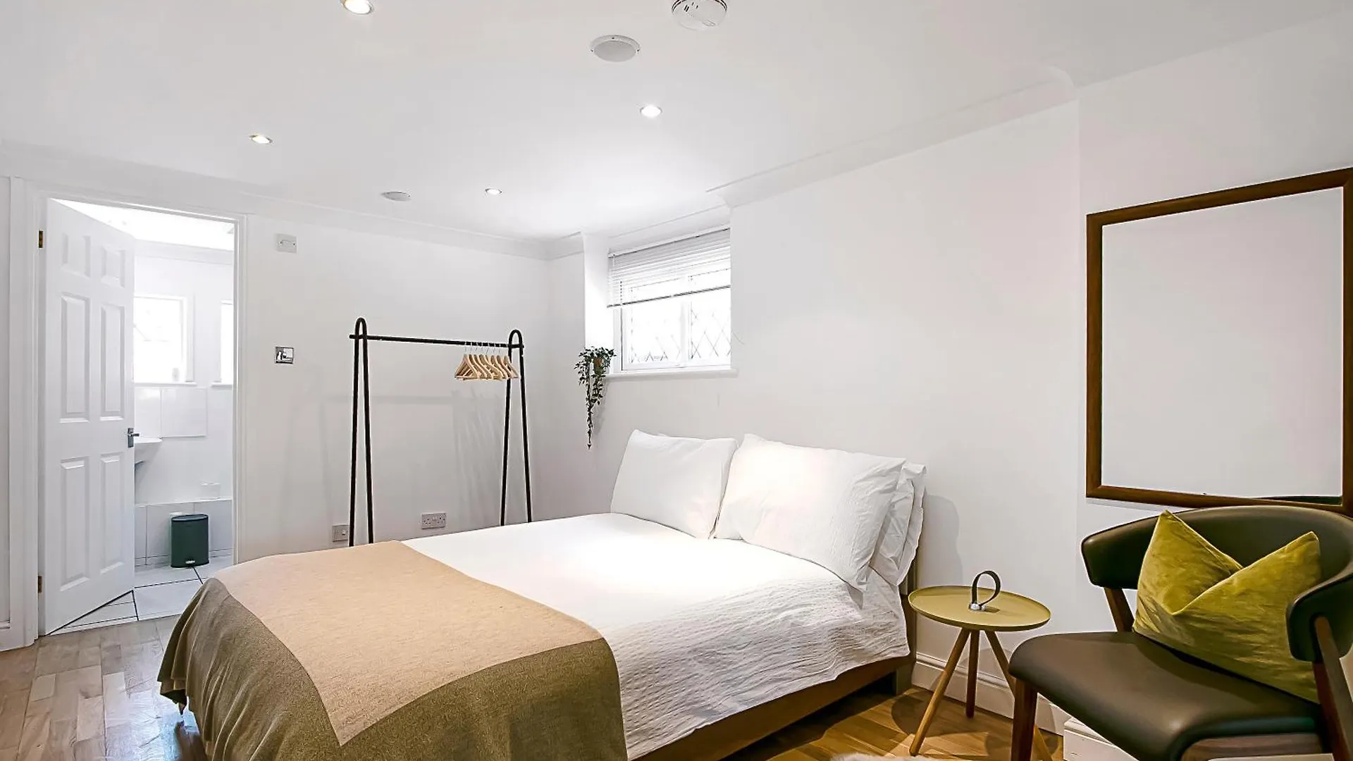 Holiday home The Annex: Beachfront Luxury with Pet-Friendly Patio Bournemouth