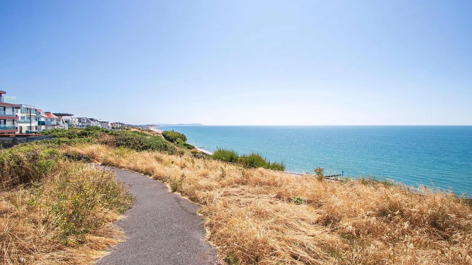 The Annex - Unparalleled Beach Front Luxury Accommodation - Private South West Facing Patio Area - Pet Friendly - Sky - Netflix - Super Fast Wi-Fi - Stones Throw To The Beach Bournemouth Nyaraló