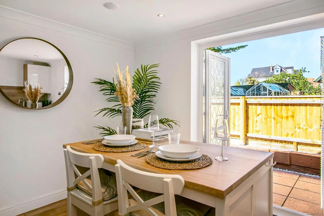 別荘 The Annex - Unparalleled Beach Front Luxury Accommodation - Private South West Facing Patio Area - Pet Friendly - Sky - Netflix - Super Fast Wi-Fi - Stones Throw To The Beach ボーンマス