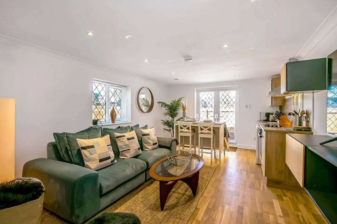 The Annex - Unparalleled Beach Front Luxury Accommodation - Private South West Facing Patio Area - Pet Friendly - Sky - Netflix - Super Fast Wi-Fi - Stones Throw To The Beach ボーンマス 0*,  イギリス