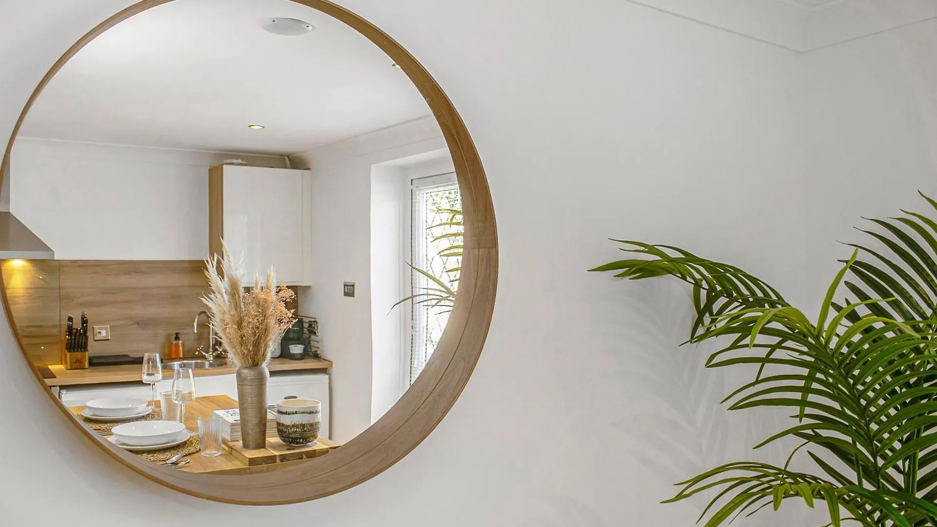 The Annex - Unparalleled Beach Front Luxury Accommodation - Private South West Facing Patio Area - Pet Friendly - Sky - Netflix - Super Fast Wi-Fi - Stones Throw To The Beach ボーンマス